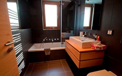 Apartment-Matthew-Zermatt-Bathroom-view-with-bathtub-toilet-and-sink