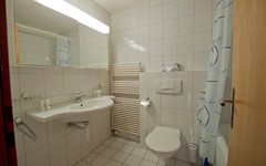 BB.Riffelhorn.Bathroom.Bath (1).jpg