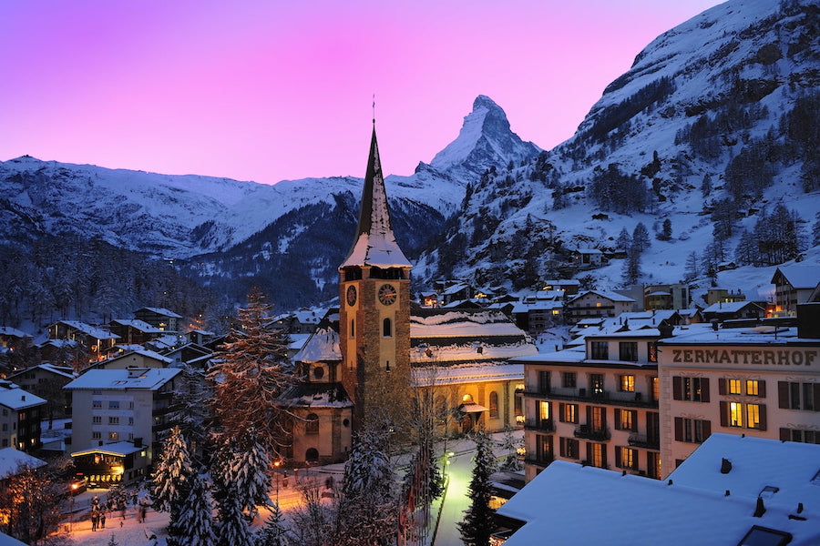 Zermatt an Weihnachten ist ein Highlight, das auf jeder Liste stehen sollte. Das Bergdorf versprüht besonders in der Vorweihnachtszeit seinen ganz besonderen Charme.