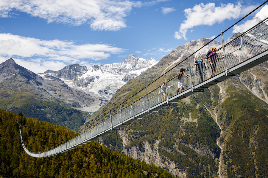 Die Hängebrücke im Schweizerischen Randa bietet spektakuläre Aussichten und ist die Länge Fussgänger-Hängebrücke in den Alpen.