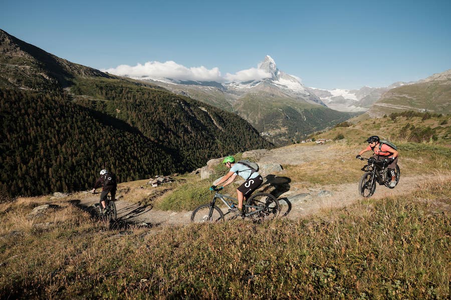 Spannende Wege, die extra für Mountainbiker gemacht wurden, führen Sie vorbei an der imposanten Bergkulisse.