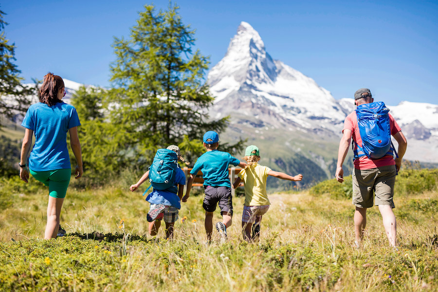 Familie beim Wandern in Zermatt. Im Sommer bietet Zermatt und die Umgebung zahlreiche Wanderwege für Familien.