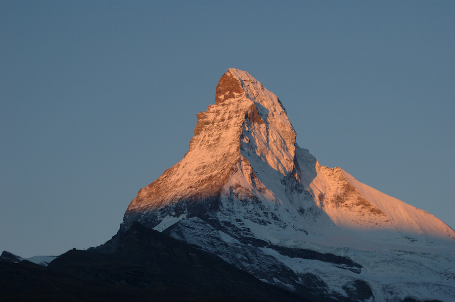 Das Matterhorn erstrahlt in den ersten Sonnenstrahlen am frühen Morgen.