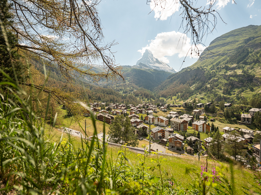 Aussicht auf das Dorf Zermatt sowie das Matterhorn im Hintergrund vom AHV-Weg aus.