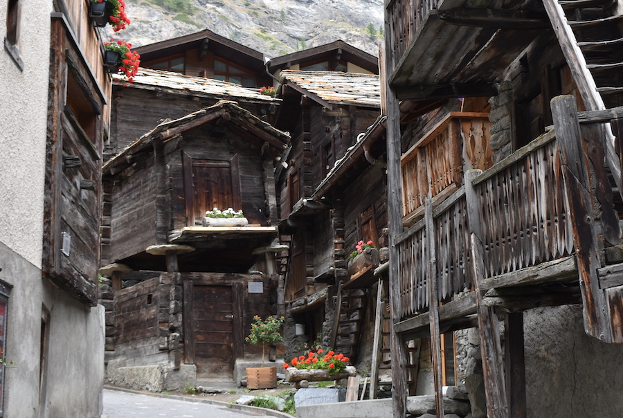 Das Hinterdorf in Zermatt ist die Altstadt mit historischen Gebäuden, die bis zu 500 Jahre alt sind.