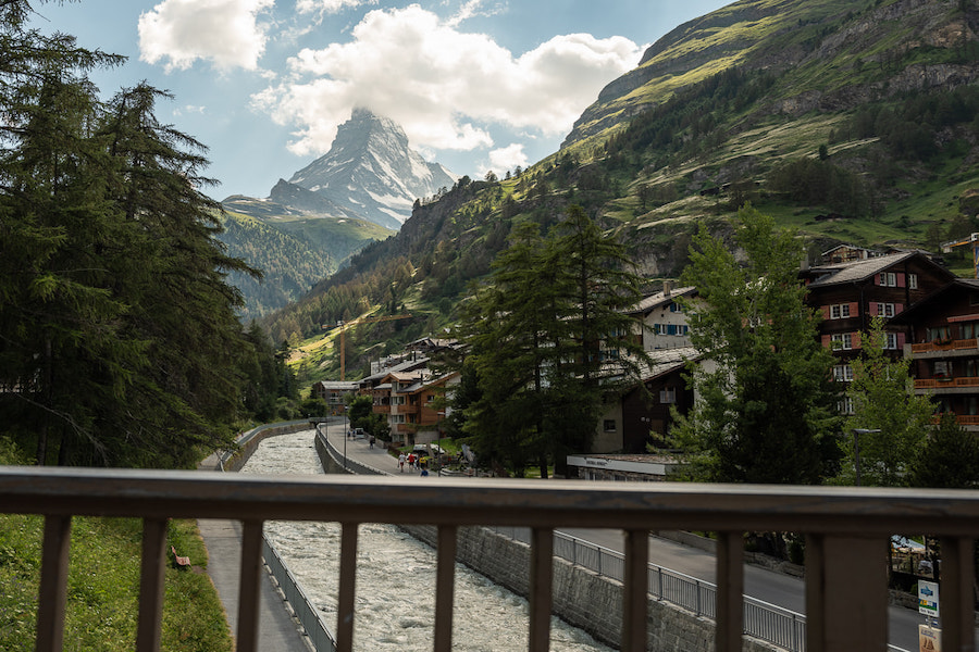Die Kirchbrücke in Zermatt ist ein beliebter Fotospot für Matterhornfans.