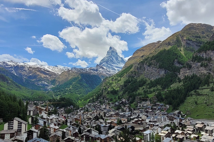 Die Aussichtsplattform auf dem Riedweg offenbart einen unverstellten Blick auf das Matterhorn und Zermatt Dorf.