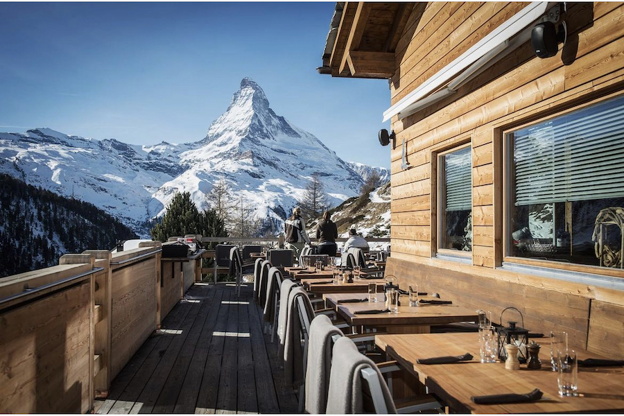 Mit einem atemberaubenden Blick auf das Matterhorn kann man in der Adlerhitta Zermatt kulinarische Meisterleistungen geniessen.