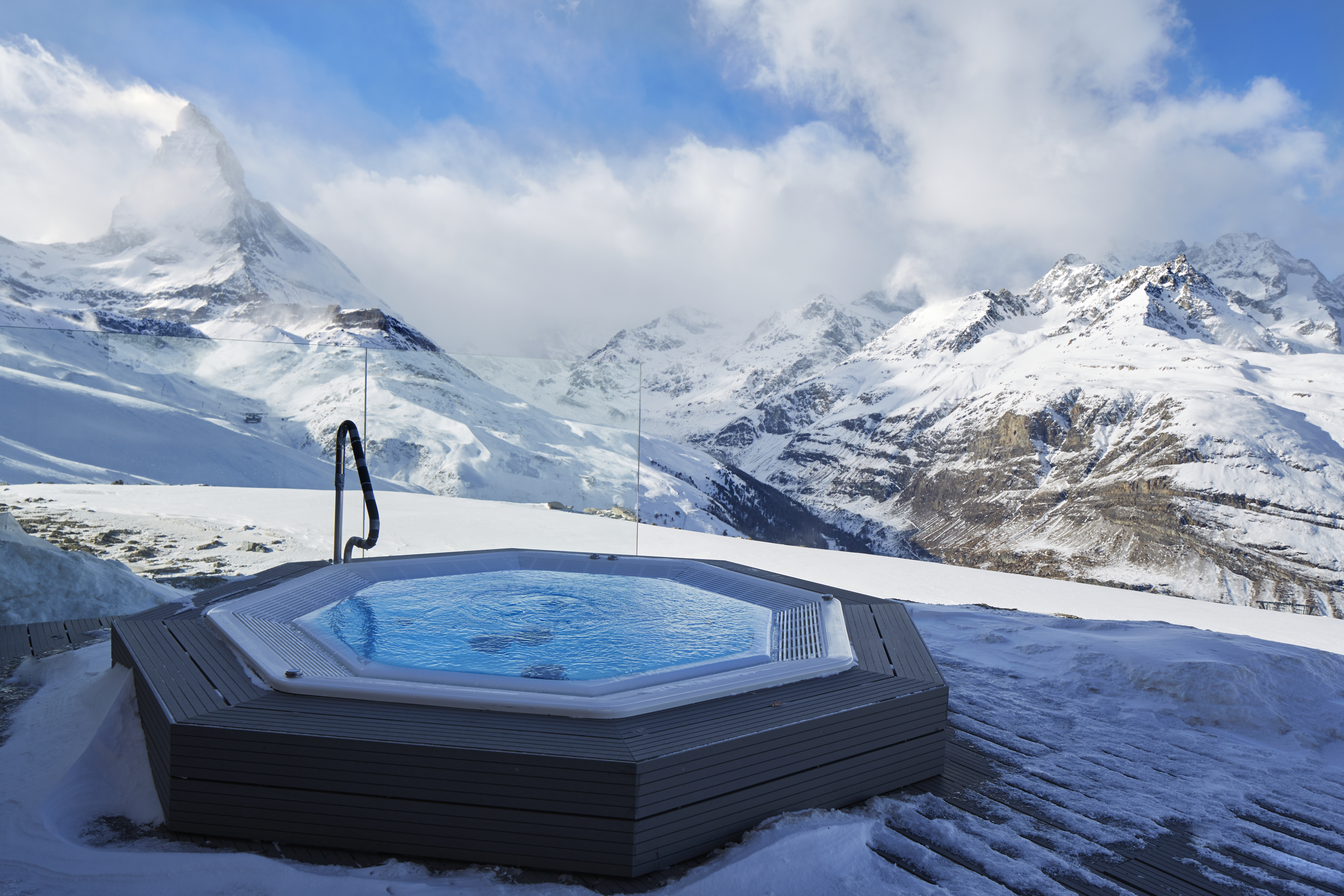 Aussen Spa im Winter in Zermatt mit Bergsicht