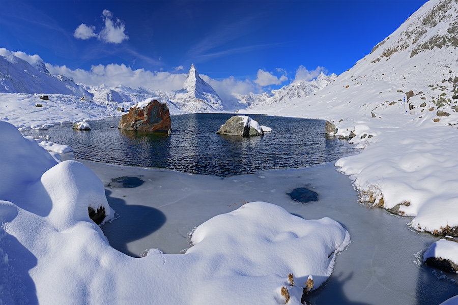 Blick auf den zum teil zugefrorenen Stellisee Zermatt