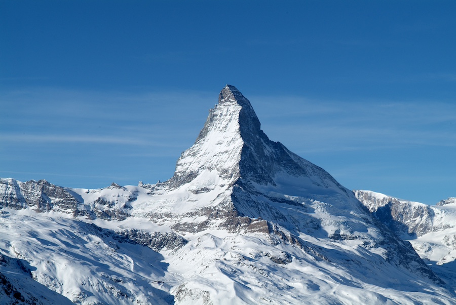 Blick auf das verschneite Matterhorn in Zermatt