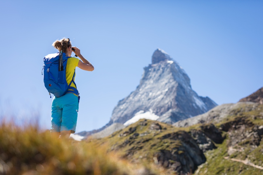 Wandern mit Blick auf das Matterhorn